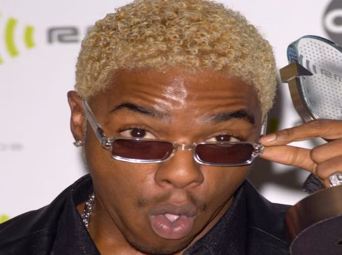 Sisqo (36 tuổi) là một ca sĩ, nhạc sỹ người Mỹ. Ở thời kỳ đỉnh cao của sự nghiệp vào những năm 1990, Sisqo vướng phải scandal tình một đêm với một cô gái người Thụy Sĩ trong tuổi vị thành niên. Sau đó, cô gái này thông báo chuyện cô mang thai với Sisqo, dù khi đó ca sĩ trẻ liên tục phủ nhận.