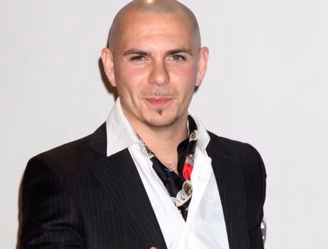 Pitbull (34 tuổi) cũng là một ông bố nổi tiếng có con ngoài giá thú. Nhạc sĩ người Mỹ này có một cô con gái với tình nhân Barbara Alba và trong suốt một khoảng thời gian dài, anh chu cấp 3.000 USD tiền nuôi con mỗi tháng.