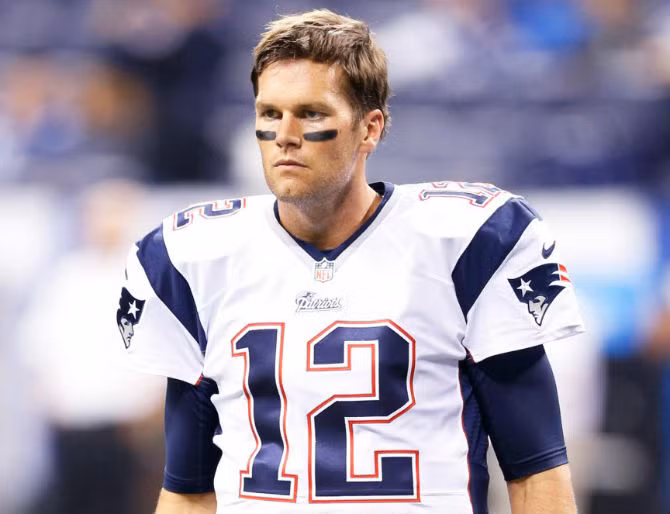Tom Brady (38 tuổi) là một cầu thủ bóng bầu dục. Trước khi cưới siêu mẫu Gisele Bundchen làm vợ, Tom từng hẹn hò và có con với nữ diễn viên Bridget Moynahan.
