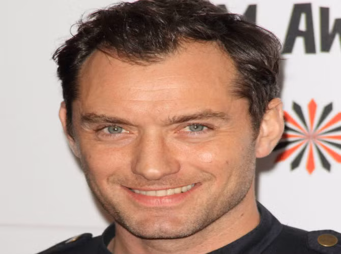 Diễn viên Jude Law (42 tuổi) đến từ Anh có một con ngoài giá thú với người mẫu Mỹ Samantha Burke và một “con rơi” với người tình cũ Catherine Harding.