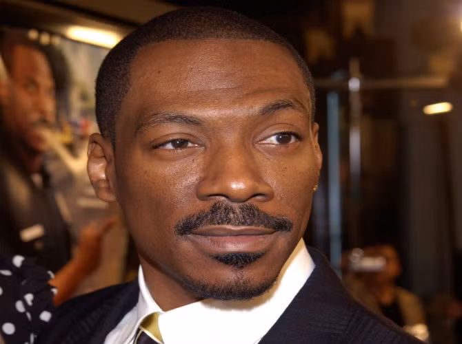 Diễn viên Eddie Murphy: Khi Mel B - một cựu thành viên của nhóm nhạc nữ Spice Girls những năm 90 – mang thai và khẳng định Eddie là cha đứa trẻ, Eddie đã nhiều lần phủ nhận. Tuy nhiên, sau kết quả xét nghiệm ADN, Eddie đã thừa nhận mình chính là cha đứa bé.