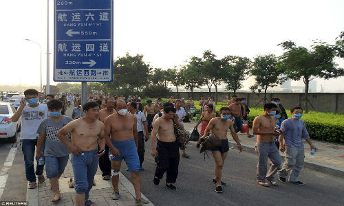 Vu no Thien Tan: Dan chung hoang loan vi khi doc-Hinh-7