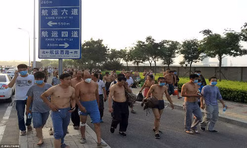 Vu no Thien Tan: Dan chung hoang loan vi khi doc-Hinh-7