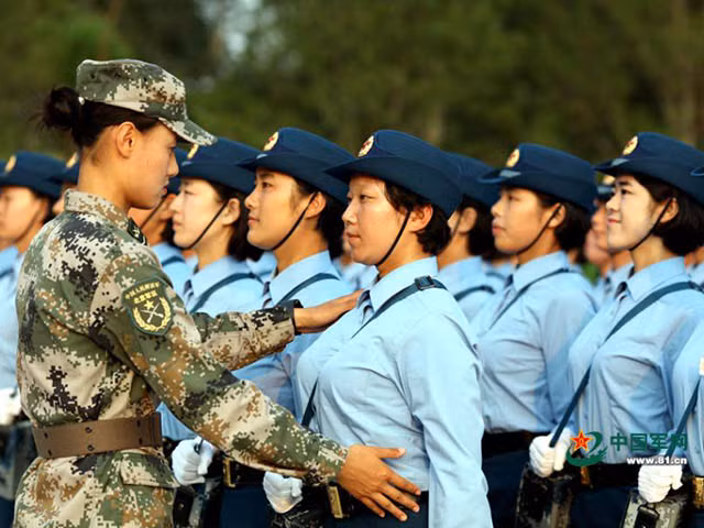 Ngoài những nữ binh sĩ trong quân đôi, lễ duyệt binh lần này còn xuất hiện các nữ cảnh vệ danh dự. Đây là lần đầu tiên những nữ cảnh vệ Trung Quốc được tham dự vào một buổi lễ duyệt binh.