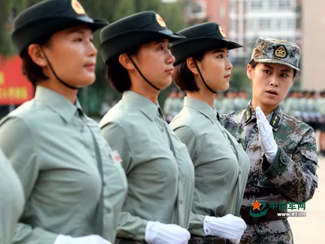 Đa số những nữ quân nhân này đều trong độ tuổi 20 với chiều cao trung bình khoảng 1,78m.