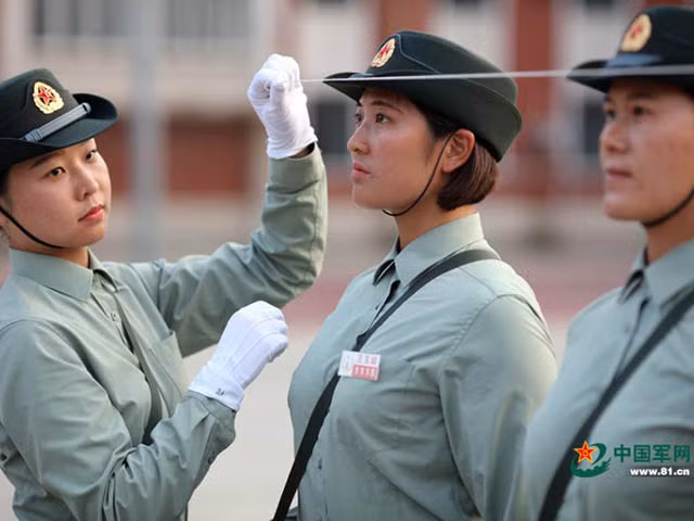 Những nữ quân nhân này phải thực hiện một chế độ tập luyện nghiêm khắc, đảm bảo tiêu chuẩn cao cho buổi trình diễn. Trong ảnh là một nữ chỉ huy đang căng dây để căn chỉnh lại đội hình.