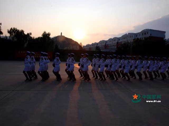 Những nữ quân nhân tập luyện với cường độ cao chuẩn bị cho ngày trình diễn.