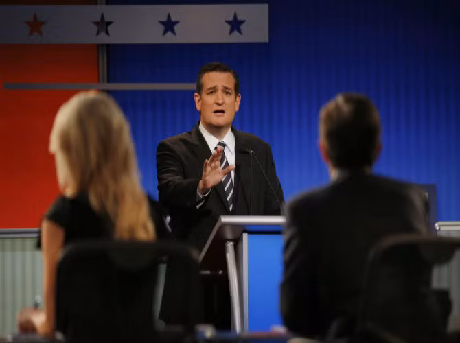 Ứng viên, Thượng nghị sĩ Ted Cruz trả lời câu hỏi trong cuộc tranh luận.