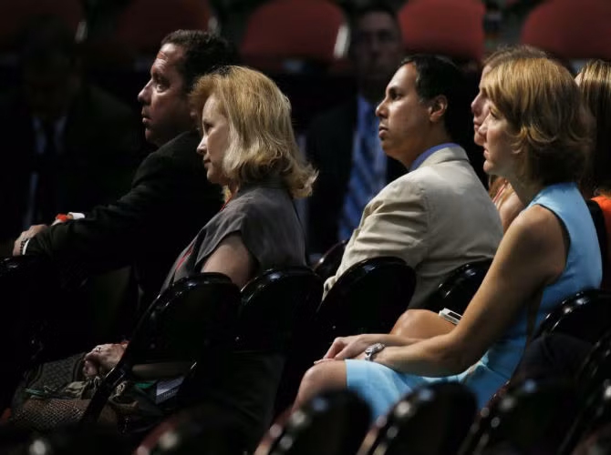 Khán giả chăm chú lắng nghe những câu trả lời của các ứng viên tổng thống của Đảng Cộng hòa.