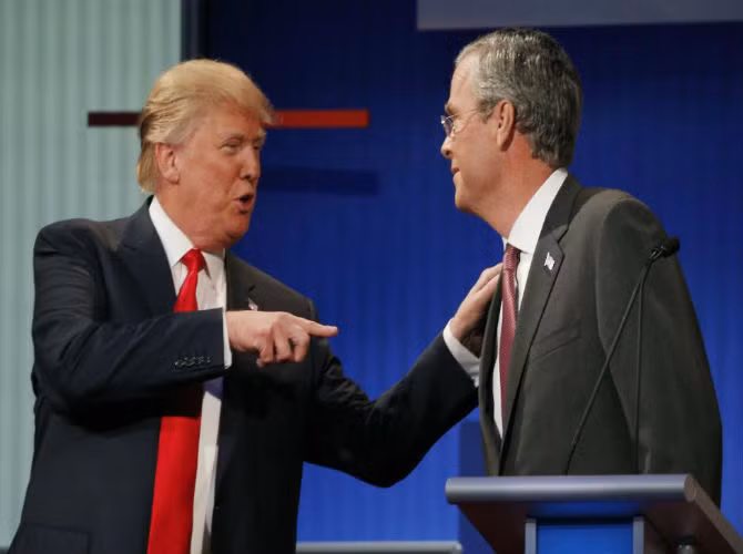 Cuộc tranh luận của 10 ứng cử viên này nhằm chuẩn bị cho cuộc đua trở thành đại diện duy nhất cho Đảng Cộng hòa tranh cử Tổng thống Mỹ vào năm 2016. Trong ảnh, ứng viên Donal Trump (trái) tranh luận với ứng viên Jeb Bush ở Cleveland, bang Ohio.