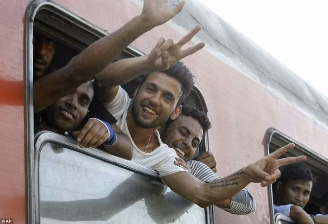 Niềm vui của những người đã lên được tàu.