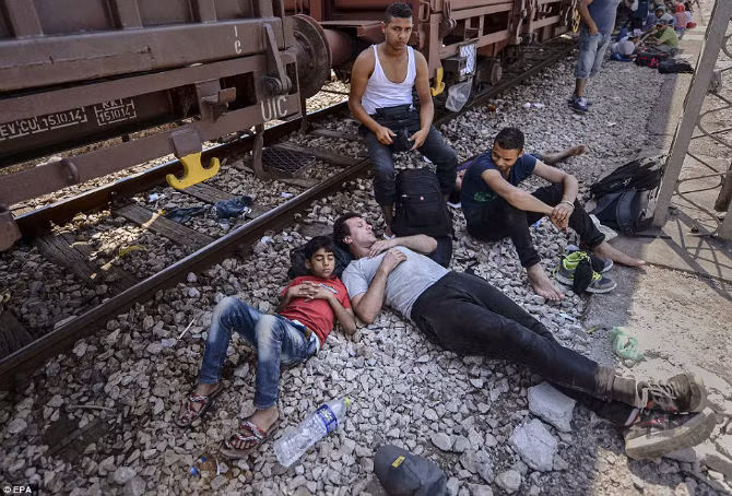 Nhiều người tranh thủ nằm nghỉ ngay gần đường ray tàu để chờ những chuyến tàu tiếp theo qua Serbia và Hungary.