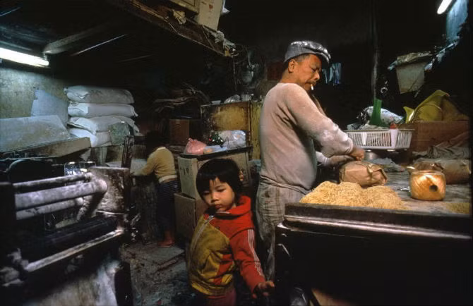 Hui Tuy Choy là ông chủ một nhà máy sản xuất mỳ sợi từ năm 1965. Người lao động tại đây hoàn toàn không có bảo hiểm y tế, và nhà máy cũng không có quy tắc lao động hay hệ thống chống cháy.