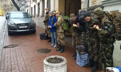 Kiev dua thieu nien 16 tuoi ra chien truong