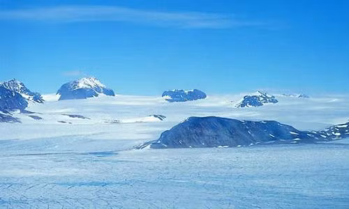 Eismitte (Greenland): Tên Eismitte có nghĩa là Ice-Center (trung tâm băng đá). Nó nằm ở Bắc cực của Greenland. Nơi này có băng ở khắp mọi nơi và do đó nó được gọi là Ice-Center. Nhiệt độ thấp nhất được ghi nhận là -64,9 ° C (-85°F).
