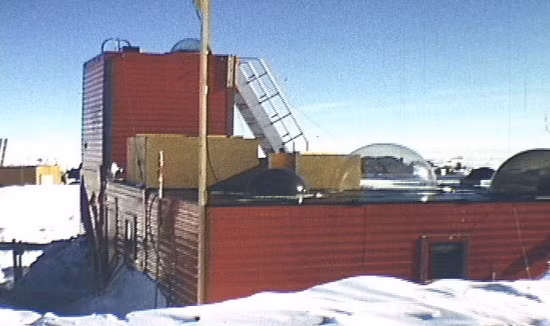 Trạm nghiên cứu Plateau (Mỹ): Plateau là một trạm nghiên cứu của Mỹ và Queen Maud Land. Đây là nơi lạnh thứ hai trên trái đất, sau Vostok. Tháng lạnh nhất là tháng Bảy, nhiệt độ thấp nhất được ghi nhận là -73,2 độ C.(-119,2 độ F).