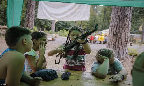 Các bé trai, bé gái khoảng 6 tuổi tham gia vào tuổi tập luyện. Chúng học cách sử dụng vũ khí và ngắm bắn kẻ thù.