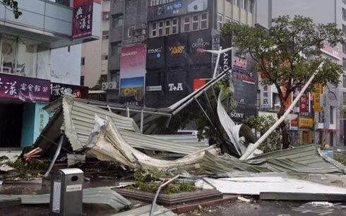 Siêu bão Soudelor làm nhà cửa đổ sập, lưới điện bị gián đoạn. Được biết, hơn 1,41 triệu hộ gia đình đã bị cắt điện.