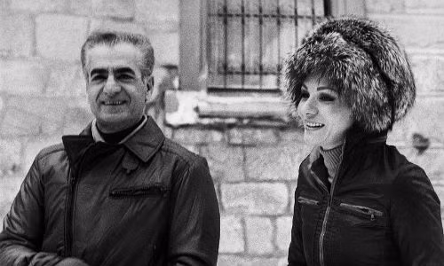 Vua Iran, Mohammed Reza Pahlavi – người từng trị vì đất nước trong khoảng thời gian từ năm 1941 đến 1979 - thích đến Thụy Sĩ. Trong ảnh, Pahlavi chụp cùng vợ của ông, Farah Diba, ở St Moritz hồi tháng 1/1974.
