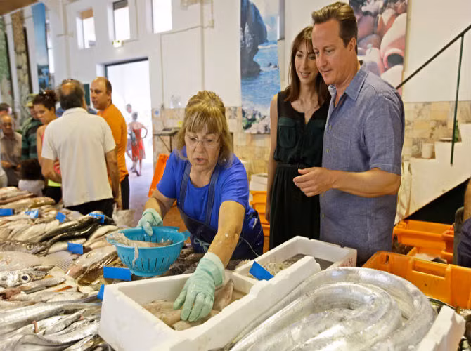 Thủ tướng Anh David Cameron được cho là sẽ tới căn biệt thự riêng ở Bồ Đào Nha, nơi ông và vợ, Samanthan Cameron, từng đến nghỉ dưỡng hồi năm 2013. Ngoài ra, Thủ tướng Anh cũng có kế hoạch đến đảo Jura ở Scotland mùa hè này.