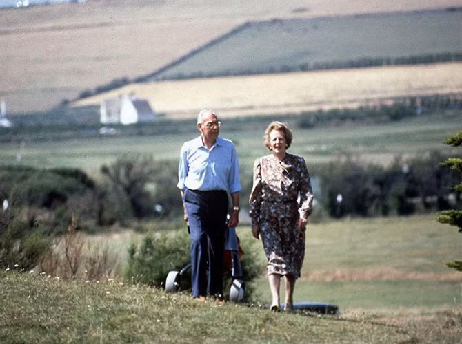 Cố Thủ tướng Anh Margaret Thatcher (phải) thường đến thăm hạt Cornwall, Anh, trong thời gian đương chức.