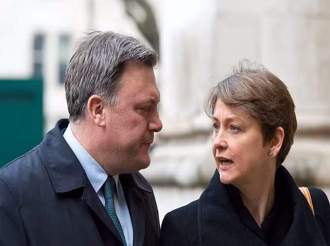 Nữ chính khách Yvette Cooper của Công đảng Anh sẽ đi cắm trại cùng chồng, Ed Balls, và ba con ở Mỹ.