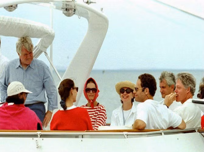 Trong khi đó, cựu Tổng thống Mỹ Bill Clinton cảm thấy không còn gì tuyệt vời hơn khi có chuyến nghỉ dưỡng ở Martha’s Vineyard.