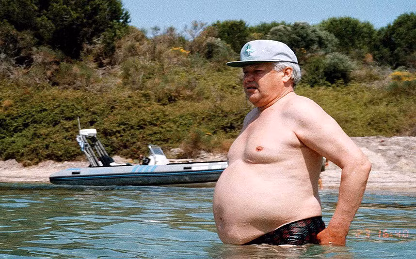 Cựu Tổng thống Nga Boris Yeltsin trong chuyến nghỉ mát tại đảo Corfu, Hy Lạp.