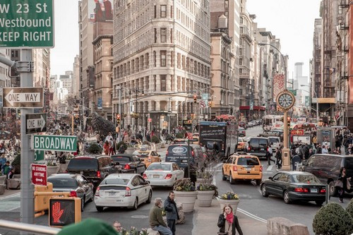 Con đường nổi tiếng nhất: Trong số các “ứng cử viên” của danh hiệu này, Broadway ở Manhattan chắc hẳn xứng đáng nhất. Broadway được biết đến bởi tầm quan trọng về nhà hát của toàn nước Mỹ. Có thể nói, nếu chưa đi qua Broadway là bạn chưa đến New York.