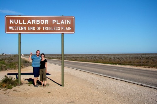 Con đường thẳng nhất: Đường cao tốc Eyre của Australia dài hơn 1.600 km là con đường thẳng nhất thế giới.