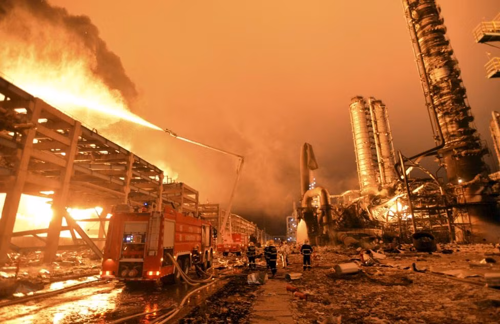 Các nhân viên cứu hỏa đang nỗ lực dập tắt một đám cháy khủng khiếp ở một nhà máy hóa dầu Chương Châu, tỉnh Phúc Kiến ngày 7/4/2015.