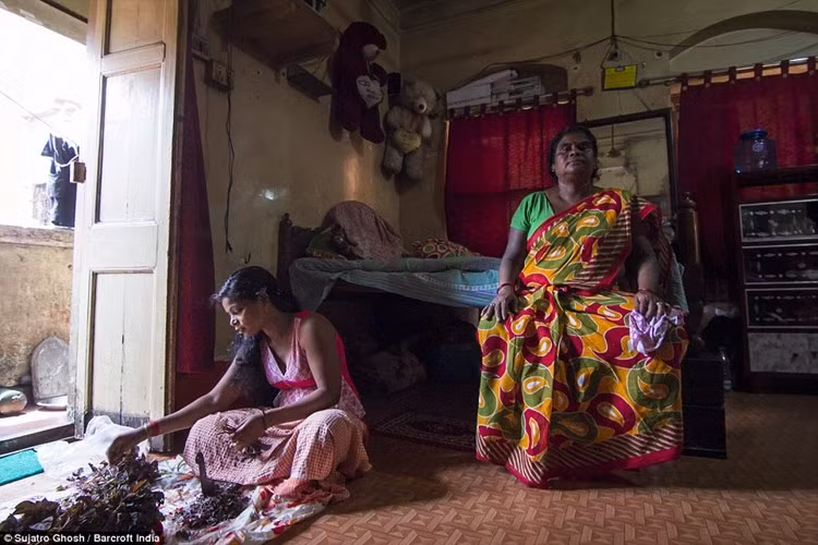 Mặc dù kiếm được tiền nhưng những người phụ nữ này bị xã hội xa lánh. Họ vẫn sống nghèo nàn vì có nhiều người lợi dụng đồng tiền mà họ kiếm ra. Bởi thế, nhiều người phụ nữ chọn cách ở lại đây đến cuối đời dù họ đã già và không thể hành nghề được nữa. (ảnh: Barcroft India/DM).