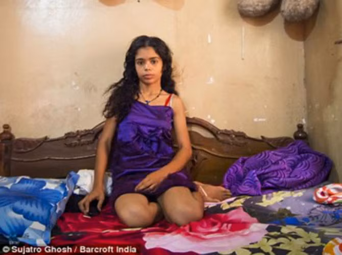 Cô gái Sonagachi Baishaki (23 tuổi) cho biết cô từng là người giúp việc với mức lương khoảng 23 USD mỗi tháng, còn bây giờ đang kiếm được 263- 297 USD. (ảnh: Barcroft India/DM).