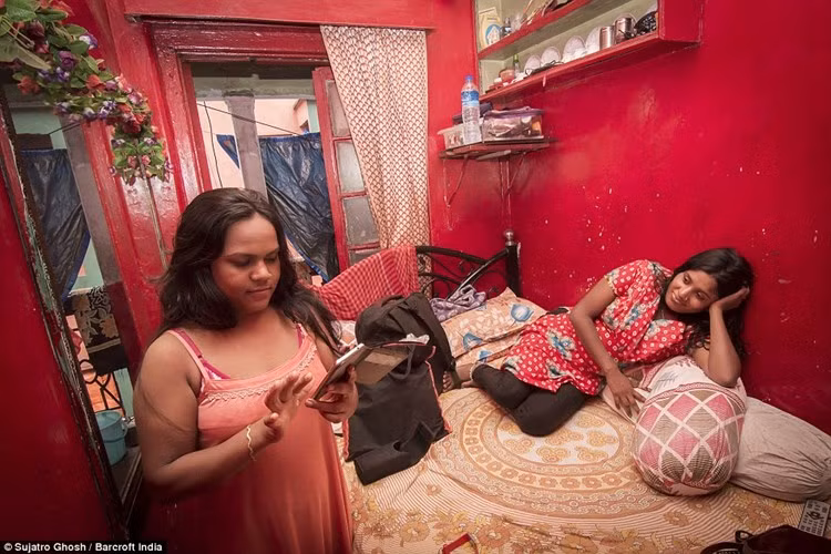 Có những gái mại dâm tự nguyện bán thân để kiếm được nhiều tiền hơn, có những người lại bị bắt cóc và ép buộc phải làm việc trong nhà thổ. (ảnh: Barcroft India/DM).