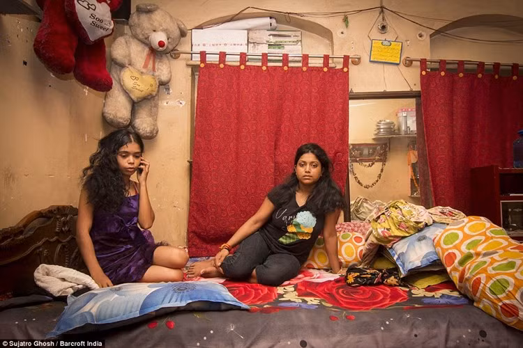 2 gái bán dâm có tên Baisakhi và Rima. "Có ai cho chúng tôi một công việc tốt?"- một gái mại dâm than thở. (ảnh: Barcroft India/DM).
