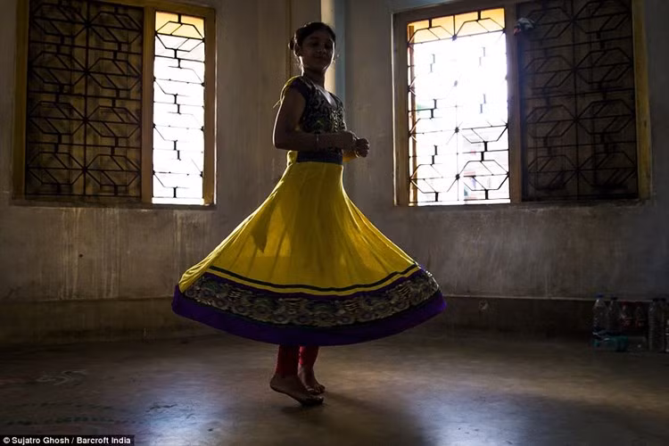 Pinki, con gái của 1 gái mại dâm, đang học nhảy. (ảnh: Barcroft India/DM).