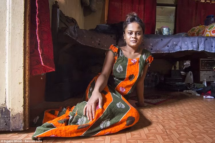 Dipali là một trong số 14.000 gái mại dâm ở phố đèn đỏ lớn nhất châu Á. Theo ước tính, mỗi năm, phải có tới 1.000 phụ nữ tới khu phố này để làm việc trong các nhà chứa. (ảnh: Barcroft India/DM).