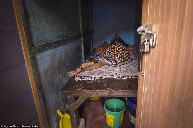 Một gái mại dâm đang ngủ trong căn phòng tồi tàn. Họ phải làm việc vào ban đêm và ngủ vào ban ngày. (ảnh: Barcroft India/DM).