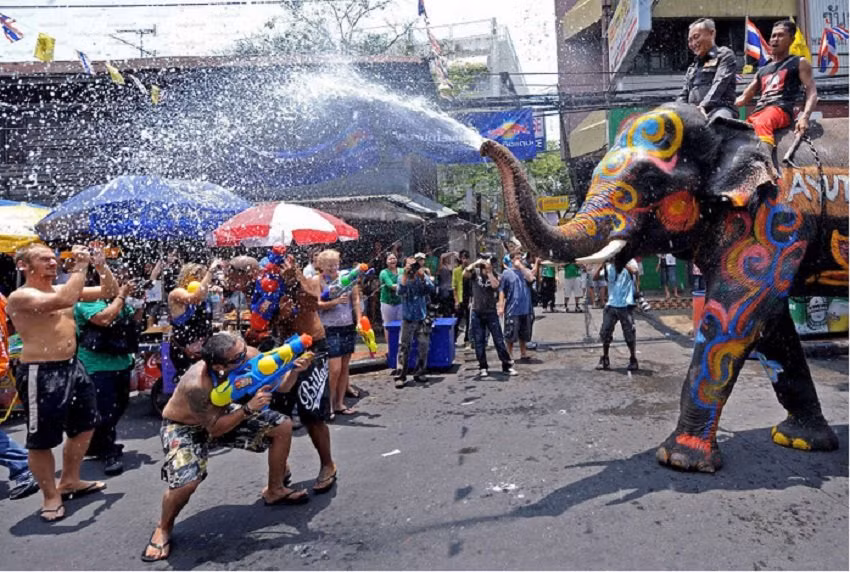 Lễ hội Songkran, còn được gọi là “Lễ hội té nước Thái Lan” là một sự kiện truyền thống chào đón năm mới. Người dân Thái ra đường với những khẩu súng phun nước hoặc bình chứa nước để phun hoặc té nước vào nhau.