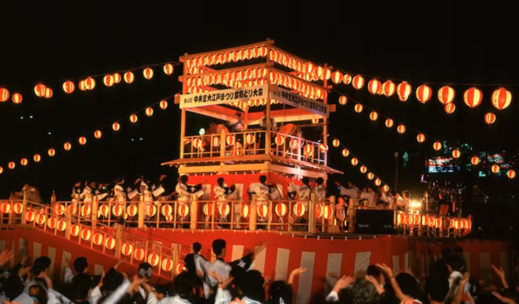 Lễ hội Kanamara Matsuri, Nhật Bản (còn gọi là Lễ hội “của quý”). Người dân rước tượng dương vật khổng lồ mikoshi. Du khách có thể chụp ảnh, mua quà lưu niệm và thưởng thức những cây kẹo mút làm theo mô hình “của quý”. 