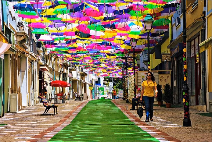 Lễ hội Agitagueda, Bồ Đào Nha. Lễ hội được tổ chức từ ngày đến 28/7, bao gồm các nghề thủ công, sự kiện văn hóa, những buổi biểu diễn và hòa nhạc. Trong suốt lễ hội, đường phố Agueda luôn tràn ngập trong những sắc màu rực rỡ của những chiếc ô được treo lơ lửng.