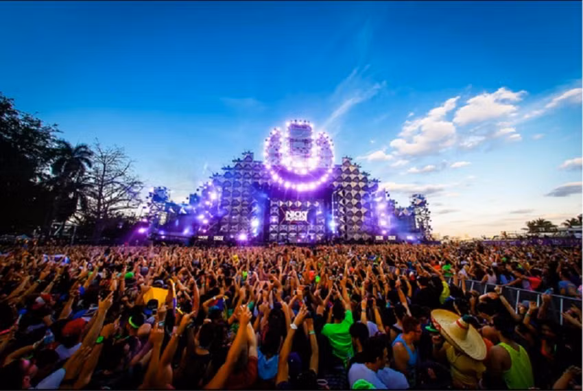 Lễ hội âm nhạc điện tử ngoài trời Ultra, thường được tổ chức vào tháng Ba tại Miami, Mỹ, xuất hiện từ năm 1999 theo ý tưởng của Alex Omes và Russell Faibisch. Lễ hội được đặt tên theo album “Ultra” năm 1997 của Depeche Mode.