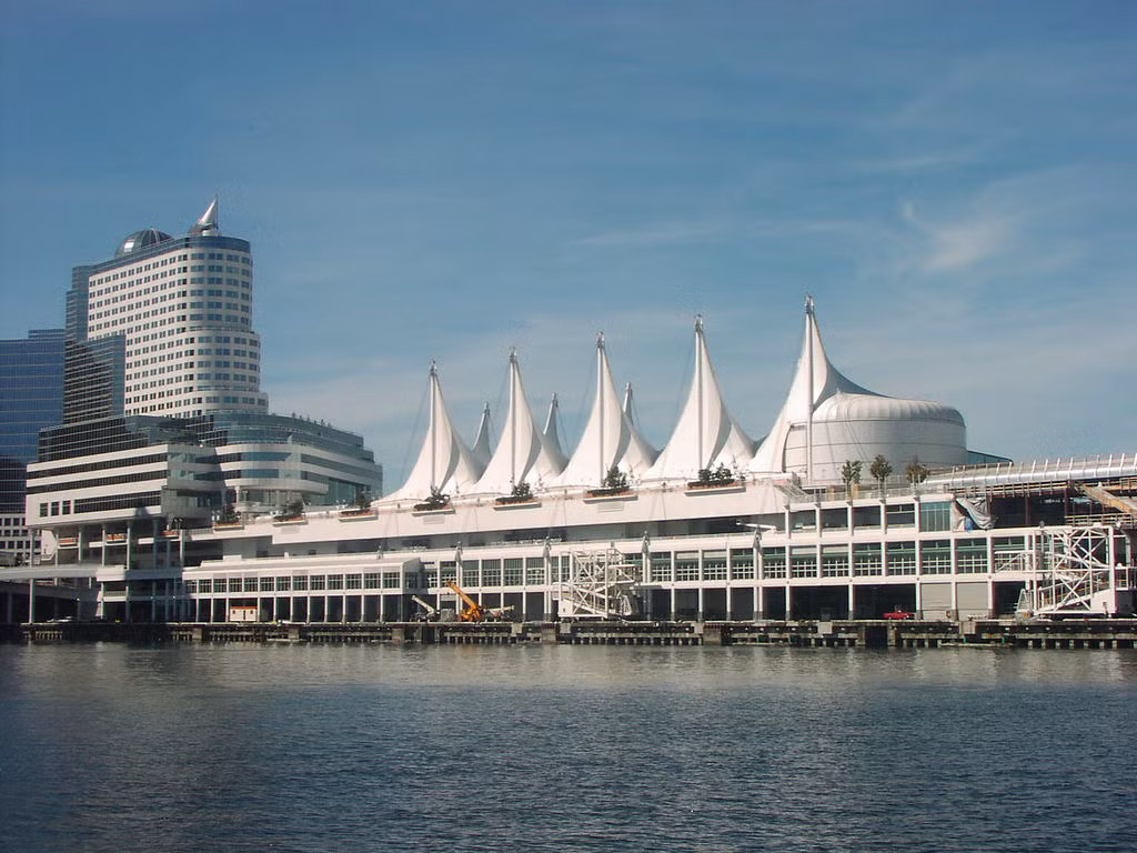 Bảo tàng Canada Place (Vancouver, BC) - nhận được lệnh hạ thủy từ hoàng gia của Hoàng tử Charles khi nó được ra mắt ở Canada Pavilion tại Hội chợ thế giới 1986.