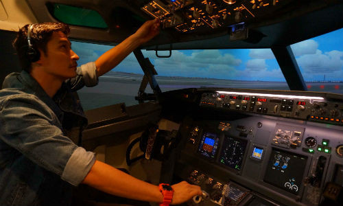  Giai đoạn 4: Huấn luyện kỹ năng bay sử dụng thiết bị Học viên sẽ được làm việc như một phi công thương mại đích thực với các buổi huấn luyện trong buồng lái giả định với trang thiết bị giống như một máy bay thương mại chở khách hiện đại cùng kiến thức và kỹ năng để sẵn sàng ứng phó với bất cứ tình huống nào trên chuyến bay, hình thành phản xạ của một phi công khi vừa điều khiển máy bay, vừa liên lạc với đài chỉ huy dưới mặt đất đồng thời kiểm soát tốt các thiết bị.