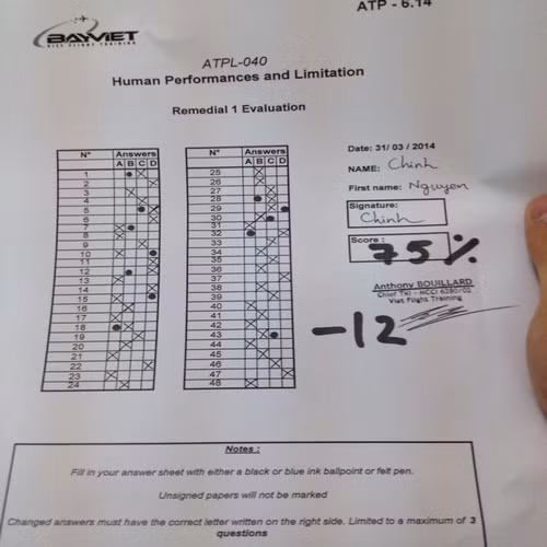 Giai đoạn 2: Huấn luyện phi công cơ bản Vượt qua vòng hồ sơ, các học viên sẽ bắt đầu khóa huấn luyện phi công cơ bản, phi công sẽ được trang bị những kỹ năng cơ bản dành cho phi công, bao gồm việc học các môn lý thuyết sau đó thi Bằng lái máy bay vận tải hàng không (ATPL) - lý thuyết.