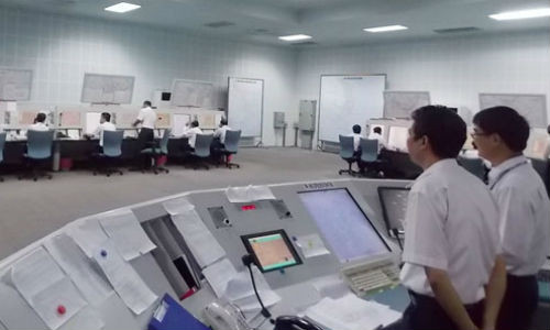 Giai đoạn 3: Huấn luyện lý thuyết nâng caoHọc viên sẽ được tiếp cận với hoạt động bên trong buồng lái của máy bay thương mại chở khách, phương thức liên lạc giao tiếp giữa các thành viên tổ bay, cách thức phi công đưa ra quyết định khi bay trong điều kiện thời tiết có tầm nhìn hạn chế, trần mây thấp. Học viên cũng sẽ được tìm hiểu cách thức kiểm soát các chuyến bay của nhân viên không lưu, công tác điều phái bay. Quy trình khai thác là một trong những phần lý thuyết quan trọng nhất dành cho phi công thương mại. 