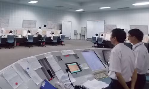 Giai đoạn 3: Huấn luyện lý thuyết nâng cao Học viên sẽ được tiếp cận với hoạt động bên trong buồng lái của máy bay thương mại chở khách, phương thức liên lạc giao tiếp giữa các thành viên tổ bay, cách thức phi công đưa ra quyết định khi bay trong điều kiện thời tiết có tầm nhìn hạn chế, trần mây thấp. Học viên cũng sẽ được tìm hiểu cách thức kiểm soát các chuyến bay của nhân viên không lưu, công tác điều phái bay. Quy trình khai thác là một trong những phần lý thuyết quan trọng nhất dành cho phi công thương mại. 