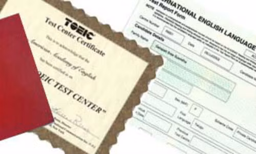 Giai đoạn 1: Hoàn thành hồ sơ đăng kí Ở giai đoạn này, thông thường ngoài các giấy tờ như bản sao hộ chiếu và bằng cấp văn hóa, các trường sẽ yêu cầu học viên phải có chứng chỉ tiếng Anh tối thiểu TOEIC 650 hoặc IELTS 5.5. Đặc biệt, học viên còn cần đạt tiêu chuẩn sức khỏe Hạng 1 theo quy định của ICAO (Tổ chức Hàng không dân dụng thế giới). 