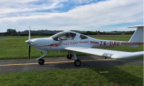 Vượt qua phần thi lý thuyết, học viên sẽ ra bước vào thời gian bay huấn luyện bay. Chương trình huấn luyện còn bao gồm chuyến bay thả đơn đầu tiên và hướng tới kỳ thi Bằng lái máy bay tư nhân (PPL). Giai đoạn huấn luyện này sẽ bao gồm khoảng 50 giờ bay. Học viên sẽ được huấn luyện trên máy bay Diamond với buồng lái trang bị màn hình hiển thị. (Trong hình là máy bay Diamond 20). 