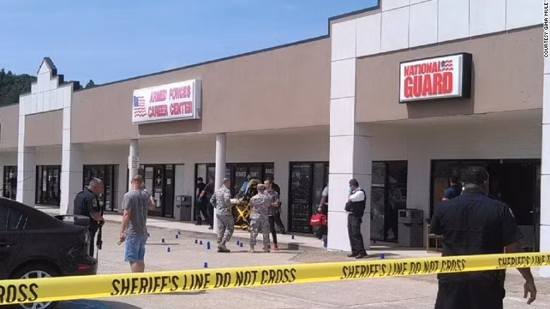 Bốn lính thủy đánh bộ đã thiệt mạng và ít nhất ba người khác bị thương sau vụ xả súng. Cảnh sát cũng bắn chết kẻ xả súng, nghi can Mohammod Youssuf Abdulazeez (24 tuổi, sinh ra ở Kuwait và có quốc tịch Jordan).